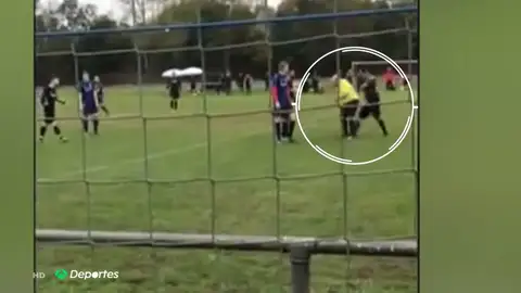 Un jugador de la Liga Regional alemana deja inconsciente al árbitro tras una brutal agresión Un jugador de la Liga Regional alemana deja inconsciente al árbitro tras una brutal agresión