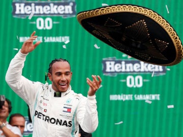 Lewis Hamilton celebra su victoria en el GP de México