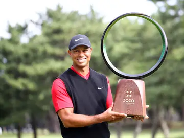 Tiger Woods alza el trofeo del ZOZO Championship Tiger Woods alza el trofeo del ZOZO Championship