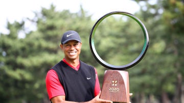 Tiger Woods alza el trofeo del ZOZO Championship