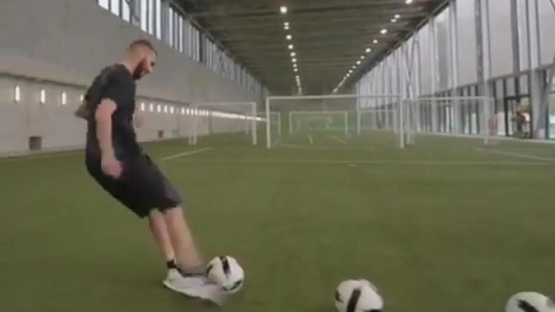 Benzema durante el reto Benzema durante el reto