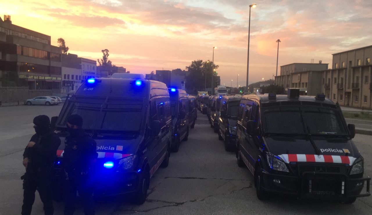Despliegue policial en la AP7, a la altura de La Jonquera Despliegue policial en la AP7, a la altura de La Jonquera