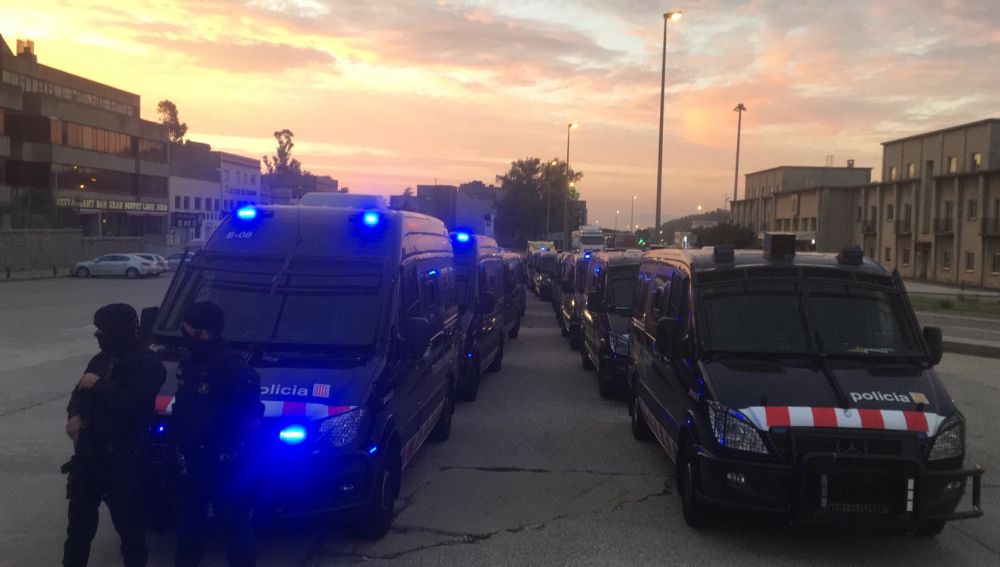 Despliegue policial en la AP7, a la altura de La Jonquera