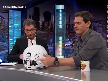 El regalo de Albert Rivera a 'El Hormiguero 3.0': un casco con Pablo Motos y las hormigas El regalo de Albert Rivera a 'El Hormiguero 3.0': un casco con Pablo Motos y las hormigas
