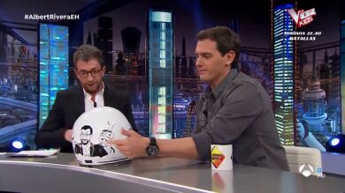 El regalo de Albert Rivera a 'El Hormiguero 3.0': un casco con Pablo Motos y las hormigas