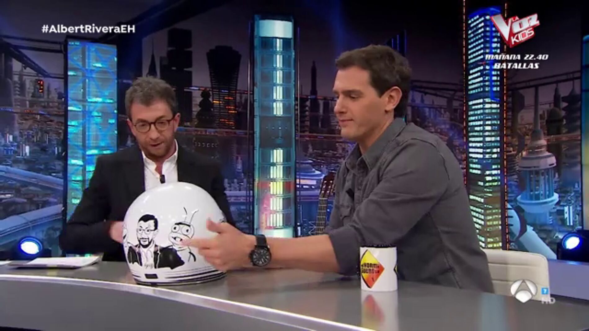 El regalo de Albert Rivera a 'El Hormiguero 3.0': un casco con Pablo Motos y las hormigas