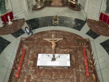 Así ha quedado el interior de la Basílica del Valle de los Caídos donde descansaban los restos del dictador.