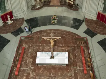 Así ha quedado el interior de la Basílica del Valle de los Caídos donde descansaban los restos del dictador. Así ha quedado el interior de la Basílica del Valle de los Caídos donde descansaban los restos del dictador.