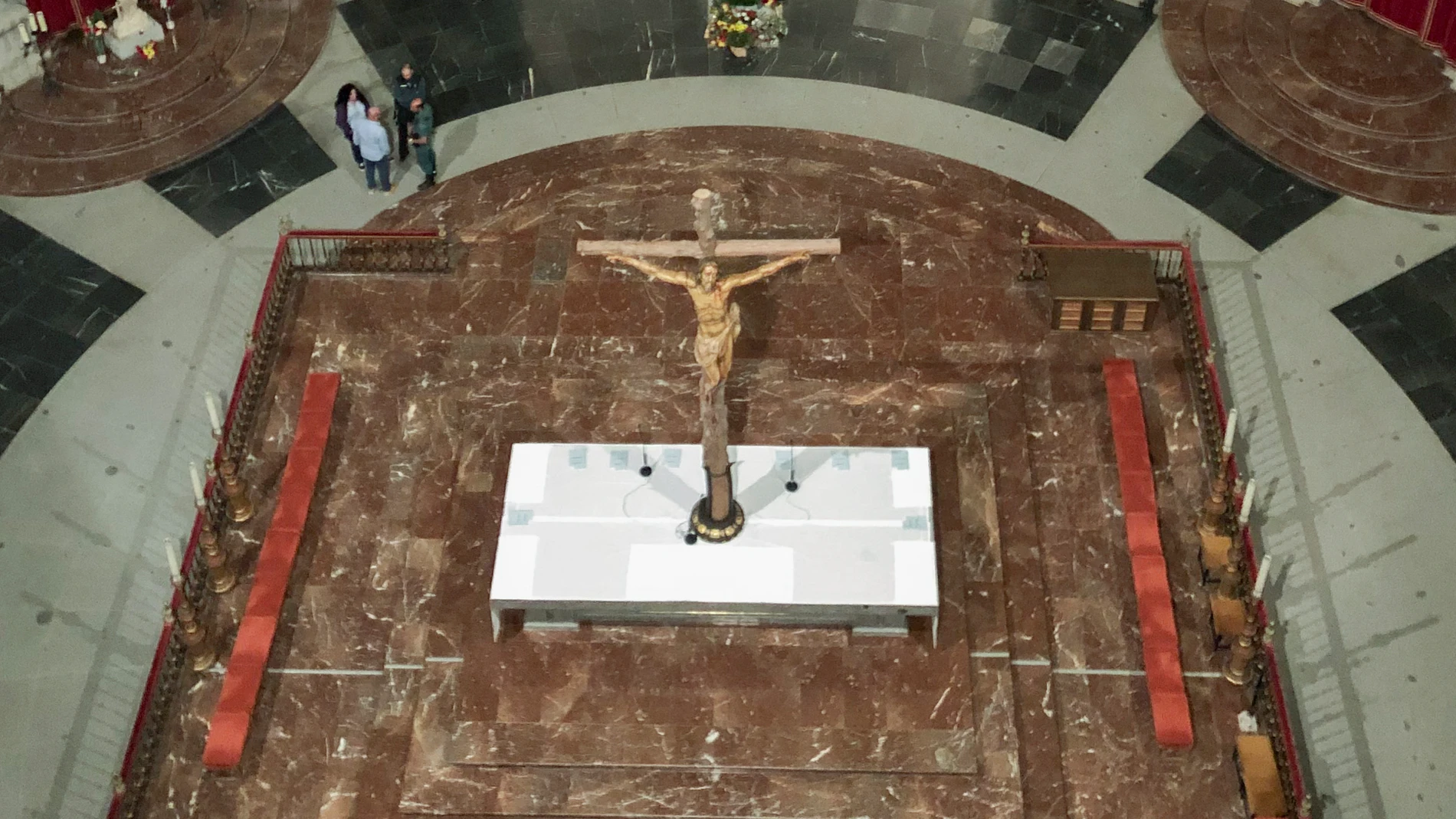Así ha quedado el interior de la Basílica del Valle de los Caídos donde descansaban los restos del dictador. Así ha quedado el interior de la Basílica del Valle de los Caídos donde descansaban los restos del dictador.