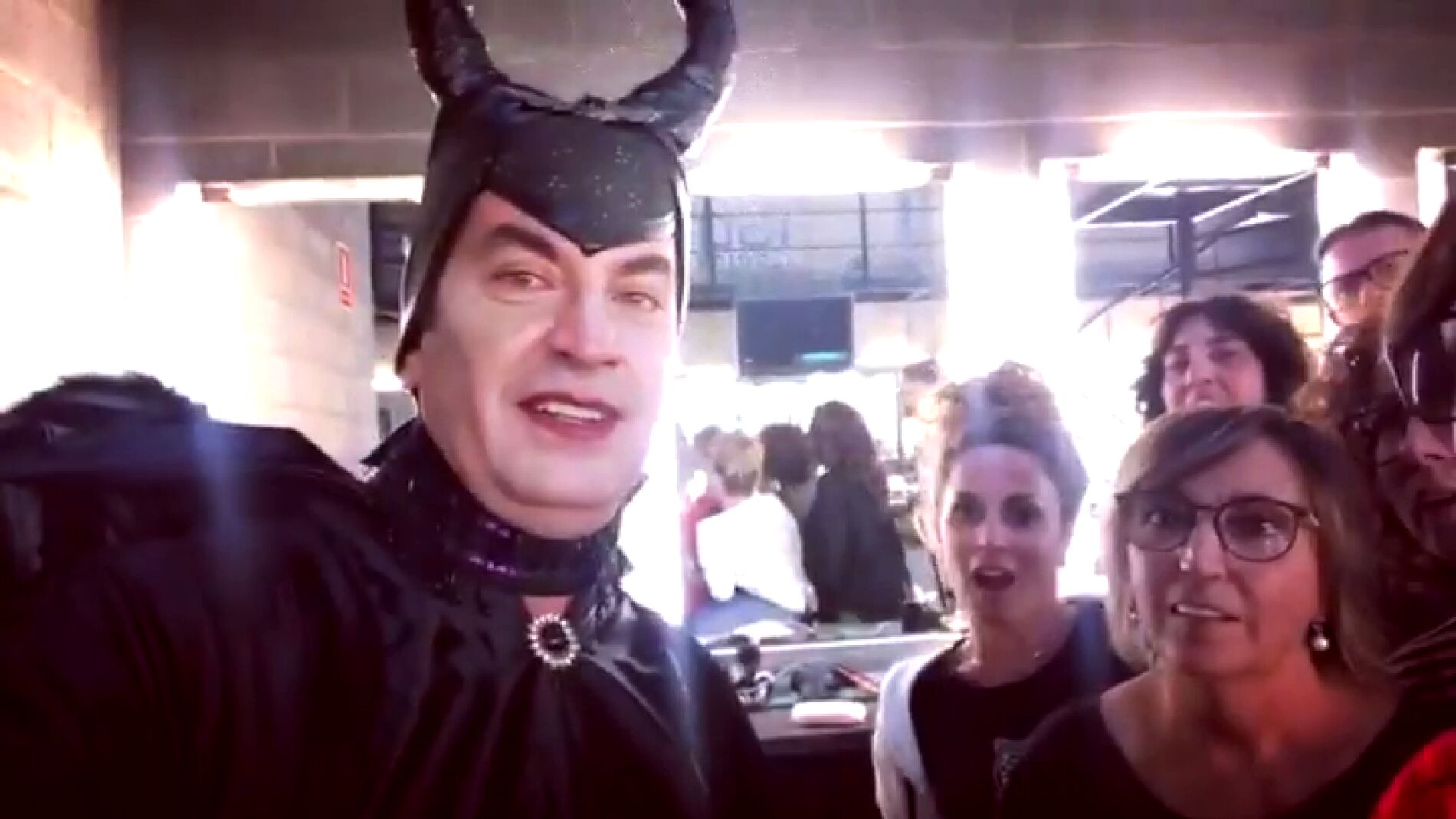 Así se prepara Arturo Valls disfrazado de Maléfico para el especial Halloween de '¡Ahora caigo!'