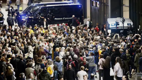 Los Mossos restringen los accesos a la estación de Sants ante la protesta de los CDR Los Mossos restringen los accesos a la estación de Sants ante la protesta de los CDR
