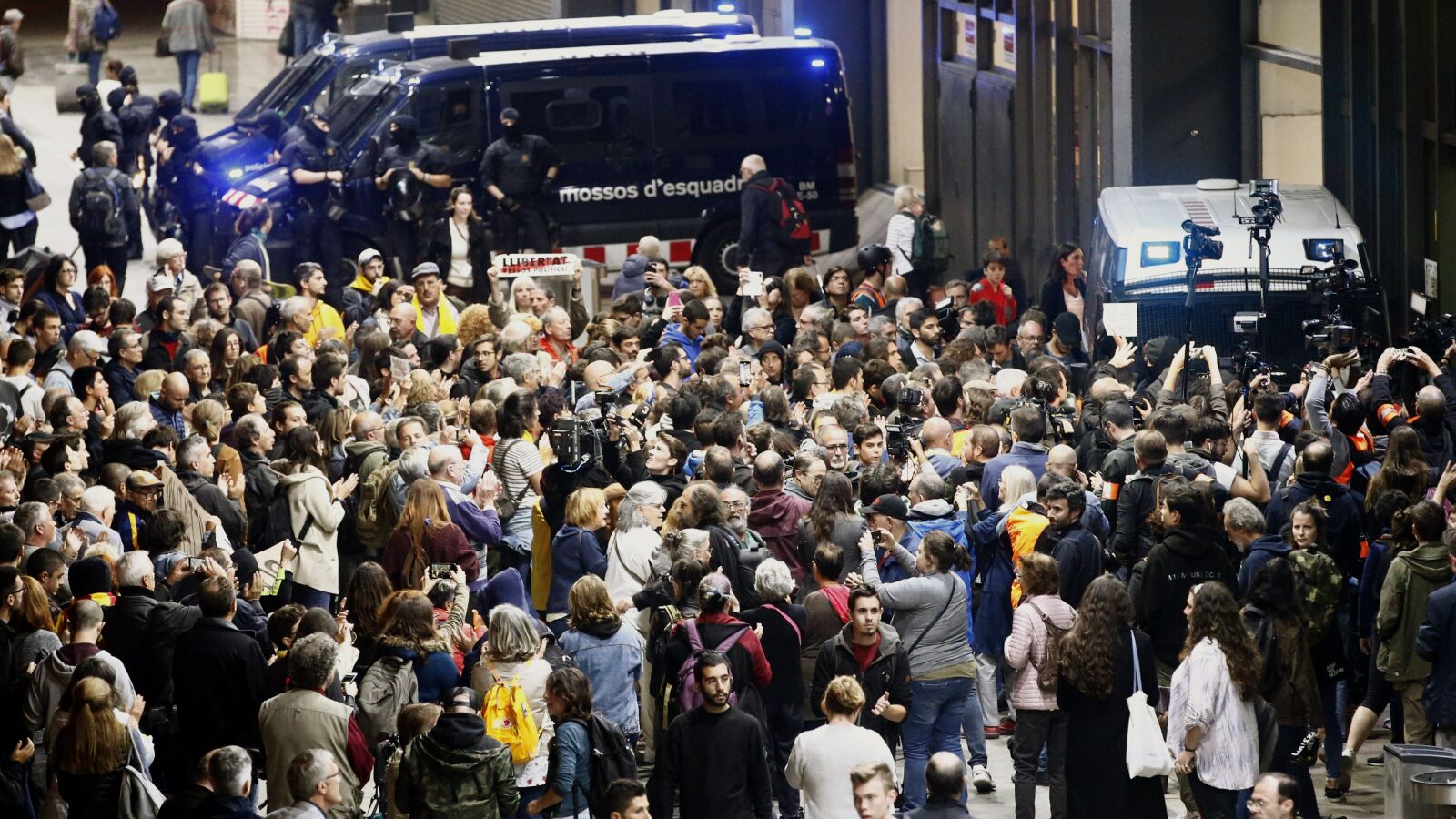 Los manifestantes se dispersan de los accesos a la estación de Sants de Barcelona