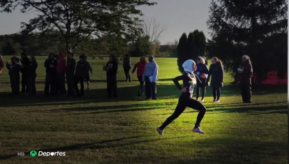 Descalifican a la atleta Noor Abukaram de una carrera de cross en EEUU por llevar hijab