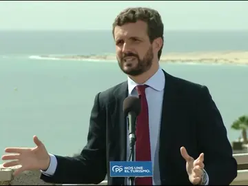 Casado: "El cheque de Sánchez no tiene fondos" Casado: "El cheque de Sánchez no tiene fondos"