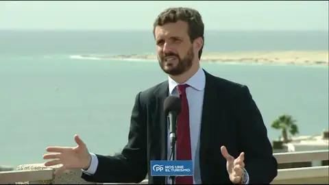Casado: "El cheque de Sánchez no tiene fondos" Casado: "El cheque de Sánchez no tiene fondos"