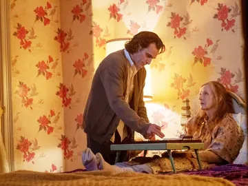 Arthur Fleck junto a su madre, Penny Fleck Arthur Fleck junto a su madre, Penny Fleck