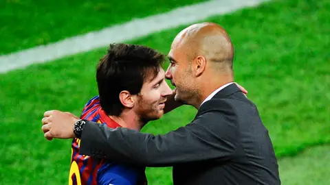 Messi y Guardiola se abrazan Messi y Guardiola se abrazan