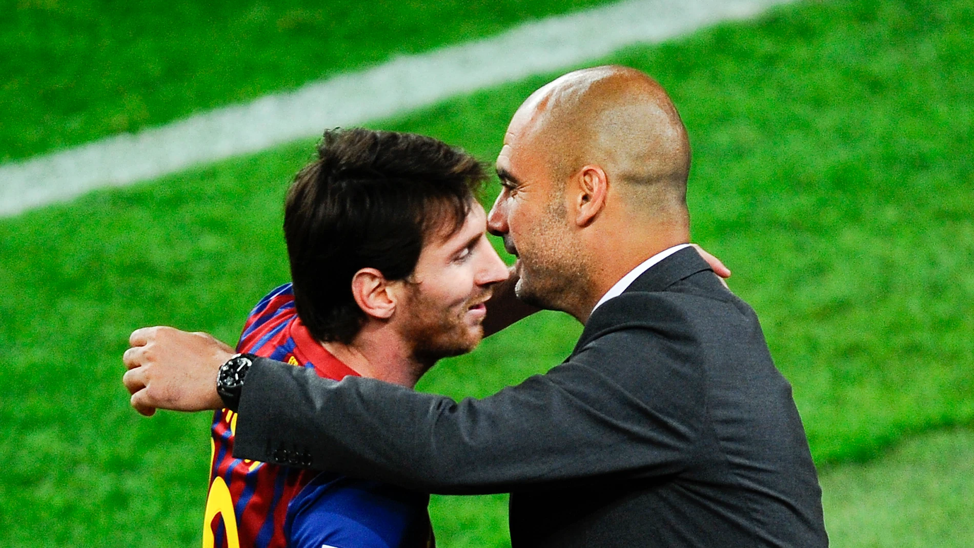 Messi y Guardiola se abrazan Messi y Guardiola se abrazan