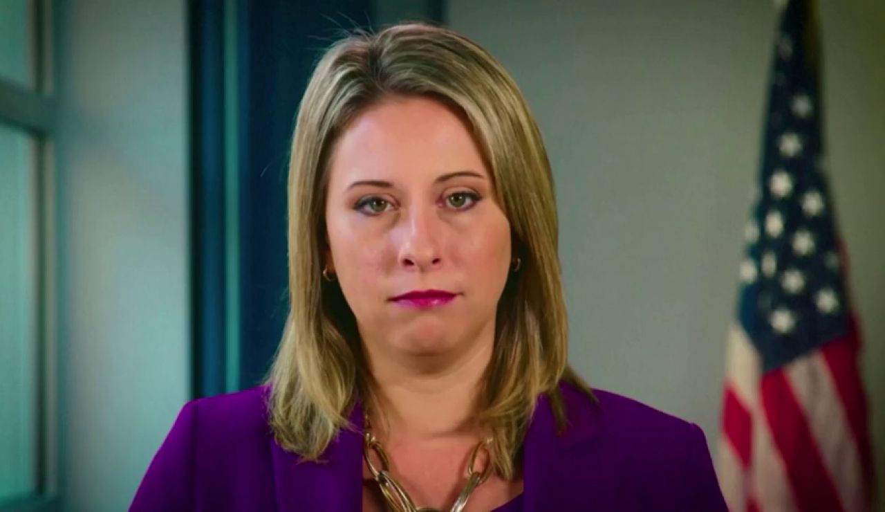 "Pornovenganza" contra una congresista bisexual de EE.UU. obligada a dimitir por supuestas relaciones con una compañera y un compañero de trabajo "Pornovenganza" contra una congresista bisexual de EE.UU. obligada a dimitir por supuestas relaciones con una compañera y un compañero de trabajo