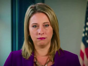 "Pornovenganza" contra una congresista bisexual de EE.UU. obligada a dimitir por supuestas relaciones con una compañera y un compañero de trabajo