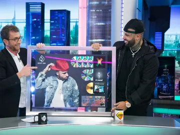 Pablo Motos entrega a Nicky Jam una placa con todos los platinos que ha conseguido en España Pablo Motos entrega a Nicky Jam una placa con todos los platinos que ha conseguido en España