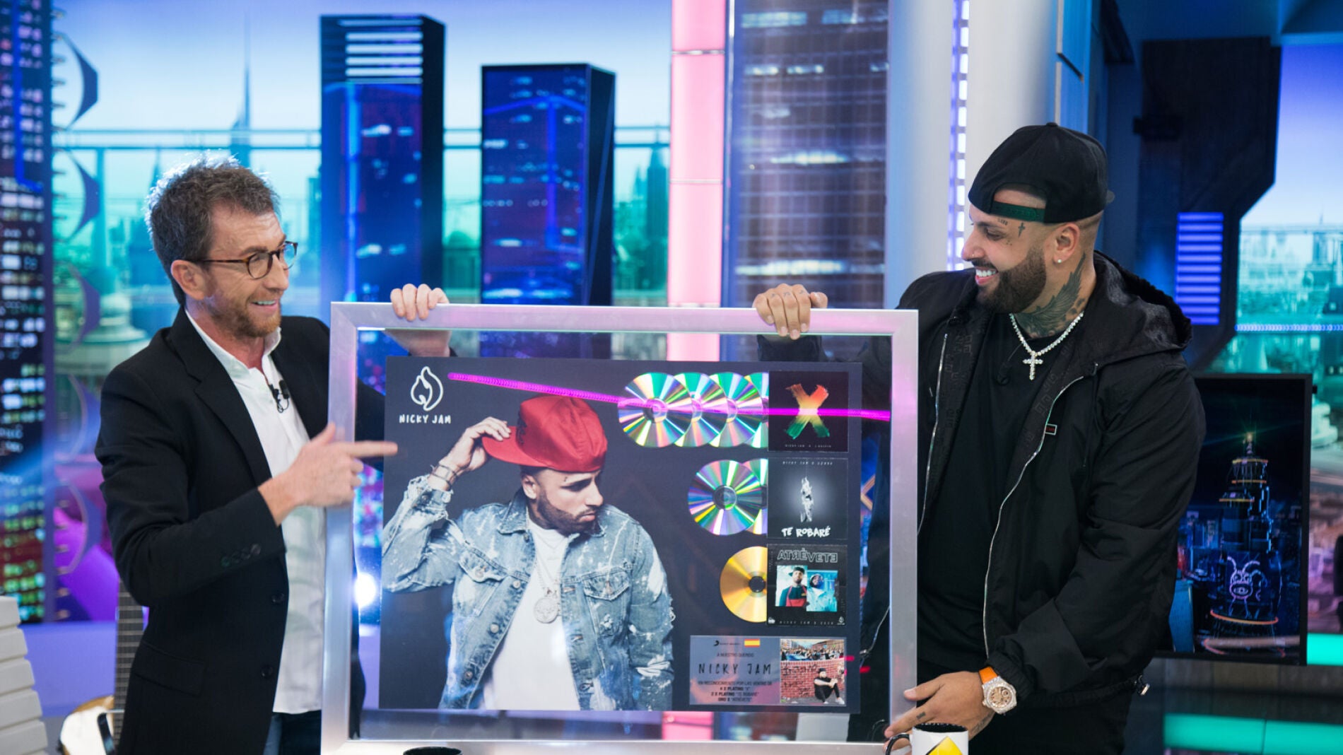 Pablo Motos entrega a Nicky Jam una placa con todos los platinos que ha conseguido en España