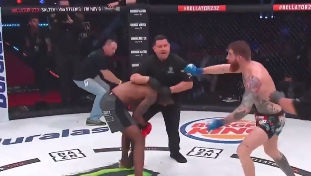Marcus Surin ataca al árbitro al finalizar el combate ante Devin Powell