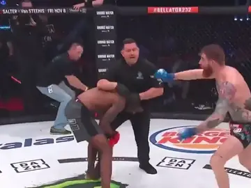Marcus Surin ataca al árbitro al finalizar el combate ante Devin Powell Marcus Surin ataca al árbitro al finalizar el combate ante Devin Powell