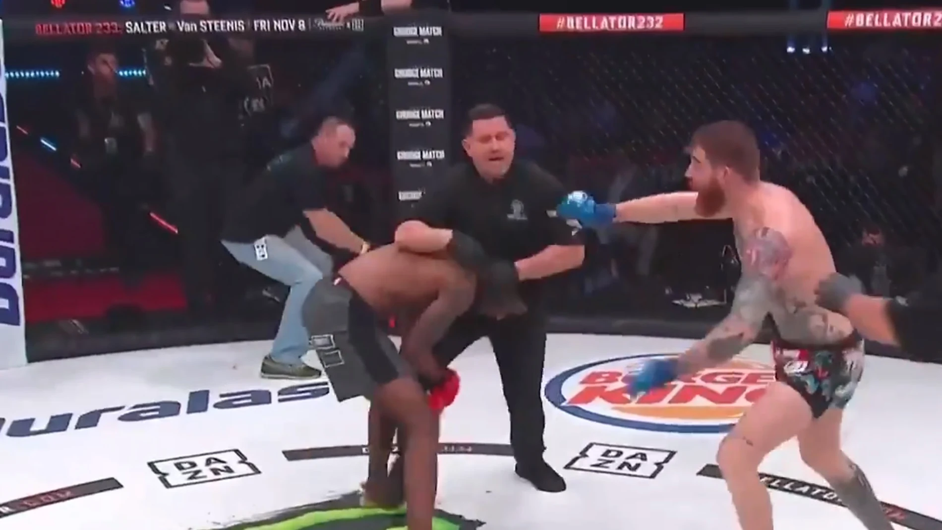 Marcus Surin ataca al árbitro al finalizar el combate ante Devin Powell Marcus Surin ataca al árbitro al finalizar el combate ante Devin Powell