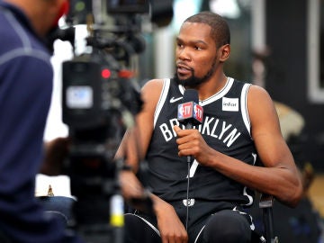 Kevin Durant habla con los medios en el 'Media day' de los Brooklyn Nets
