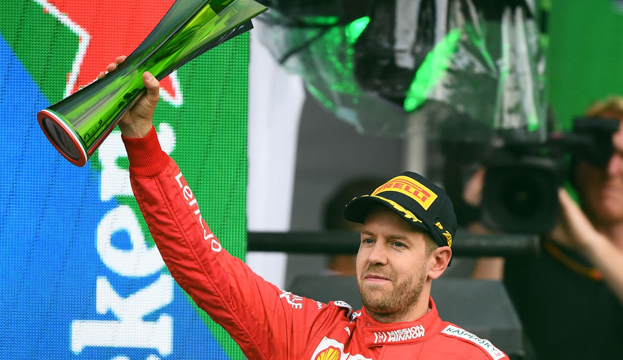 Vettel con el trofeo del GP de México Vettel con el trofeo del GP de México