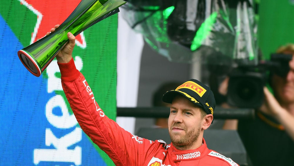 Vettel con el trofeo del GP de México