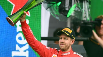 Vettel con el trofeo del GP de México 