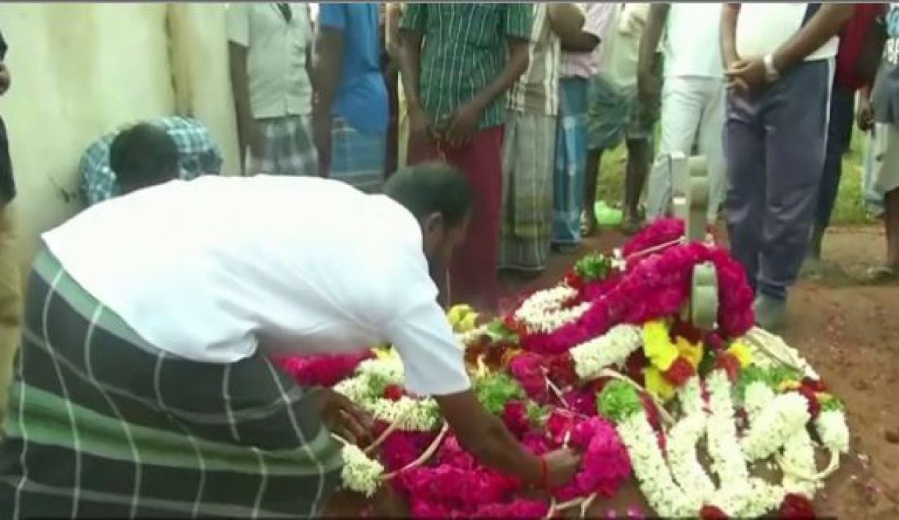 Conmoción en la India por la muerte de un niño que cayó a un pozo Conmoción en la India por la muerte de un niño que cayó a un pozo