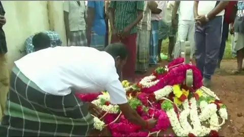 Conmoción en la India por la muerte de un niño que cayó a un pozo Conmoción en la India por la muerte de un niño que cayó a un pozo