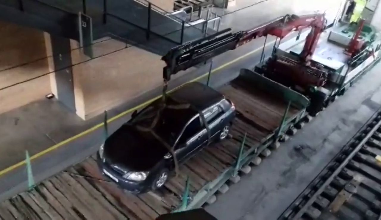 Un conductor despistado circula por la vía del tren hasta la estación de Santa Justa en Sevilla Un conductor despistado circula por la vía del tren hasta la estación de Santa Justa en Sevilla