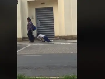 Una madre arrastrando a su hijo Una madre arrastrando a su hijo