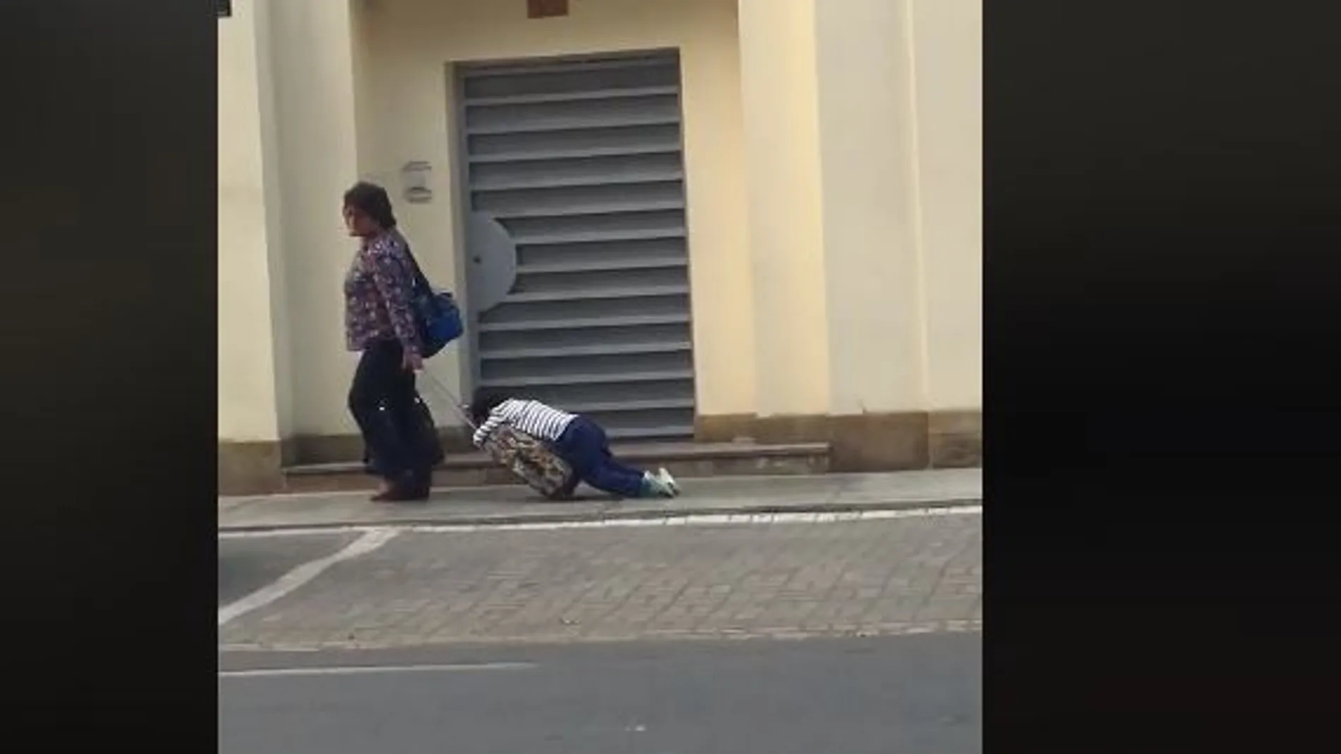 Una madre arrastrando a su hijo Una madre arrastrando a su hijo