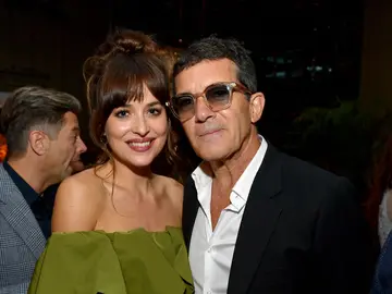Dakota Johnson con Antonio Banderas Dakota Johnson con Antonio Banderas