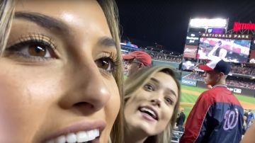 Julia Rose y Lauren Summen, en el Nationals Park de Washington