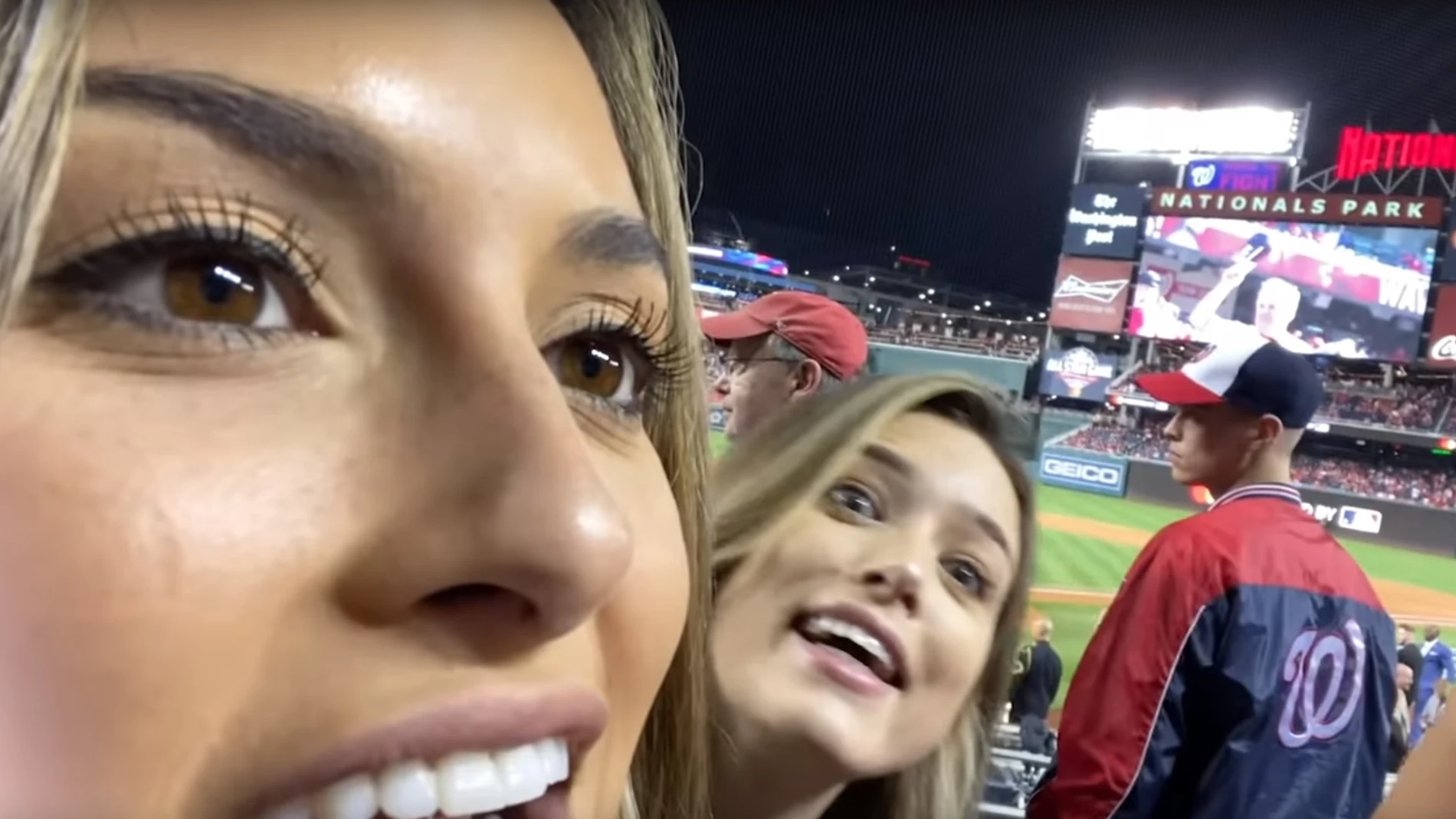 Julia Rose y Lauren Summen, en el Nationals Park de Washington Julia Rose y Lauren Summen, en el Nationals Park de Washington