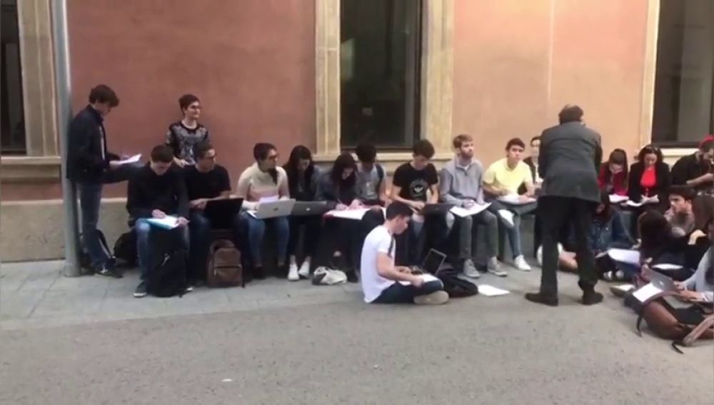 Piquetes independentistas interrumpen la clase en un patio de la Pompeu Fabra