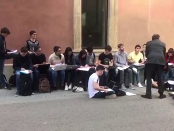 Piquetes independentistas interrumpen la clase en un patio de la Pompeu Fabra