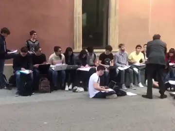 Piquetes independentistas interrumpen la clase en un patio de la Pompeu Fabra Piquetes independentistas interrumpen la clase en un patio de la Pompeu Fabra