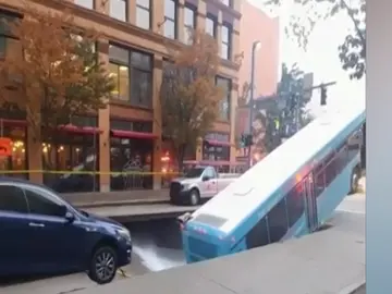 Cede la calzada y se traga un autobús Cede la calzada y se traga un autobús