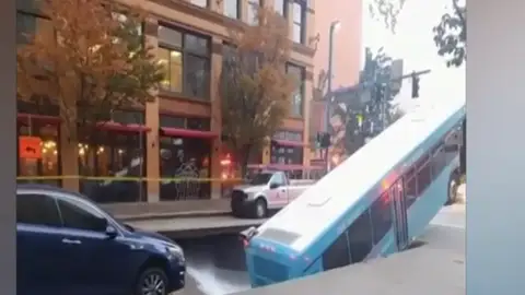 Cede la calzada y se traga un autobús Cede la calzada y se traga un autobús