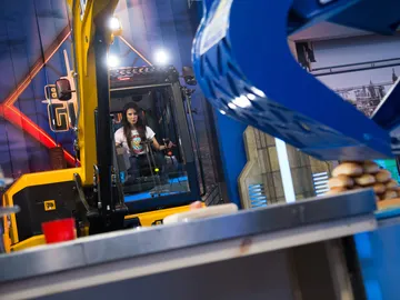 Pilar Rubio cocina para Nicky Jam un perrito caliente... ¡con una excavadora! Pilar Rubio cocina para Nicky Jam un perrito caliente... ¡con una excavadora!