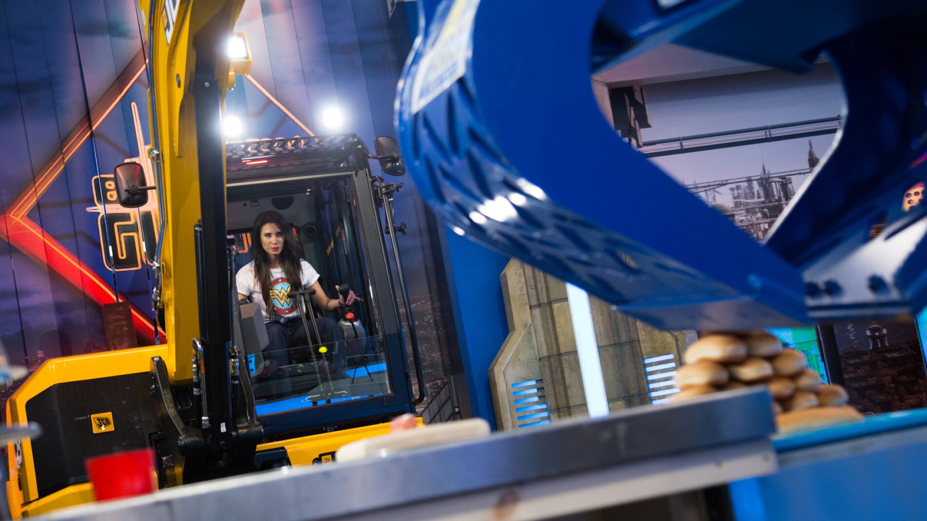 Pilar Rubio cocina para Nicky Jam un perrito caliente... &iexcl;con una excavadora!