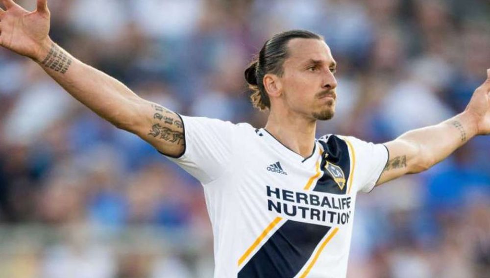 Ibrahimovic celebrando un gol con los Galaxy