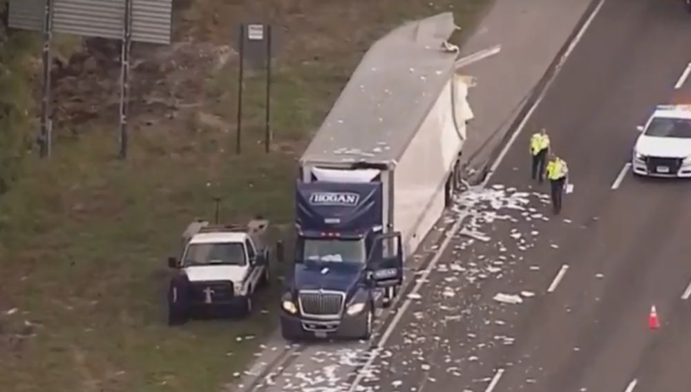 El choque de dos camiones deja cientos de cartas en la calzada